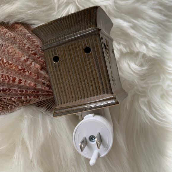 Scentsy | ‘Jane’ Mini Warmer Plug-in 🔌 - Picture 3 of 8